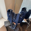 Borsa hobo in denim blu scuro con cerniere multiple e tracolla regolabile vista allo specchio - Blu scuro