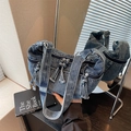 Borsa a spalla retrò in denim lavato blu scuro con cerniere a frangia e riflesso - Azzurro