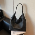 Klassische schwarze gewebte Hobo-Tasche mit Intrecciato-Textur und minimalistischem Riemen - Schwarz
