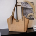 Elegante borsa tote in tessuto beige con manici in pelle marrone ed etichetta Jingpin - Marrone