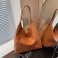 Braune gewebte Leder Hobo-Tasche mit breitem Schultergurt für den Alltag - Braun