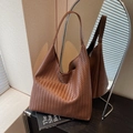 Klassische braune geflochtene Hobo-Tasche aus Leder mit breitem Schultergurt und Platz - Kaffeebraun