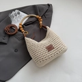Sac hobo en maille crème avec poignée en perles de bois et bandoulière en cuir - Blanc Cassé avec Étiquette (Petit)