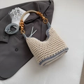 Sac seau en maille beige et bleu avec une poignée décorative en perles de bois - Bleu Petit
