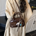 Borsa a tracolla vintage marrone scuro in pelle lucida con ciondoli decorativi - Caffè con Ciondolo