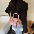 Borsa a mano rosa stile Boston con tracolla regolabile e dettaglio decorativo in seta - Rosa con ciondolo