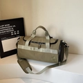 Sac de sport vert olive avec bandoulière noire et logo brodé sur plateforme blanche - Vert