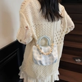 Borsa a nuvola a scacchi blu con perle di legno e catena indossata da modella - Blu