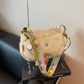 Beige nylon crossbodytas met kleurrijke geborduurde brede band en multi-pocket ontwerp - Wit en Paars