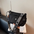 Modieuze zwarte nylon crossbodytas met brede schouderband met patroon en diverse zakken - Zwart