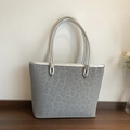 Borsa tote chic con stampa leopardata grigia, manici in metallo argento e finitura opaca - Grigio