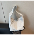 Detailed view of white pleated canvas tote bag with black Shunuo woven brand label - Lime White