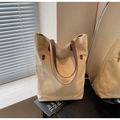Détail d'un sac fourre-tout en toile beige avec lanières en cuir brun et poche à rivets - Khaki