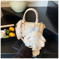 Détail du sac Boston crème avec imprimé logo et charmant lapin en peluche doux - Multicolore Avec Pendentif