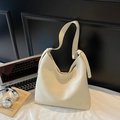 Moderne cremeweiße Hobo-Tasche aus Leder mit Lychee-Struktur und verstellbarem Gurt - Cremeweiß