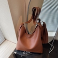 Braune Leder-Einkaufstasche mit Kieselstruktur und verstellbarem Schultergurt im Minimal-Stil - Braun