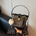 Modische Eimer-Tasche in Grau und Schwarz mit Goldschloss und weißem Schaf-Anhänger - Schwarzgrün mit Anhänger