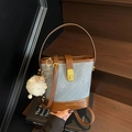 Blaue Denim und braune Leder Eimertasche mit einem süßen weißen Schaf-Anhänger - Blau mit Anhänger