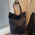 Sac fourre-tout noir en toile avec poignées en cuir marron et poche extérieure - Noir