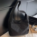 Sac fourre-tout noir minimaliste en nylon grande capacité avec large bandoulière - Noir