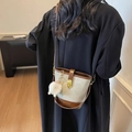 Zweifarbige Beuteltasche in Grün und Braun mit Goldverschluss am Model in Schwarz - Weiß Braun Mit Anhänger