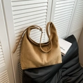 Borsa a spalla hobo grande in finto camoscio marrone con design minimalista - Cachi
