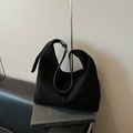 Borsa a spalla Hobo nera minimalista in finto camoscio con tracolla regolabile e cuciture - Nero