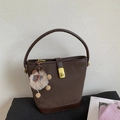 Sac seau marron foncé avec fermoir doré et breloque mouton en peluche sur coussin - Marron