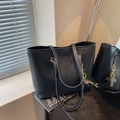 Grand sac cabas en cuir noir avec lettrage doré, bandoulière et pendentif éléphant - Noir