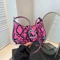 Sac bandoulière rose motif serpent avec grande boucle argentée et détails de boucles chic - Rose Rouge