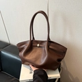Borsa tote in pelle marrone con grana litchi, fibbia dorata e texture a pieghe - Marrone