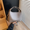 Sac seau minimaliste taupe en cuir à motif litchi avec poignée intégrée - Gris éléphant