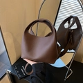 Sac seau en cuir marron foncé à motif litchi avec poignée et bandoulière amovible - Marron