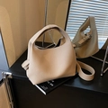 Sac seau chic beige en cuir grainé avec poignée et bandoulière réglable pratique - Kaki