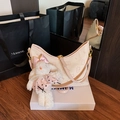 Borsa hobo crema con goffratura orsetto, accenti dorati e ciondolo coniglio peluche - Rosa con ciondolo