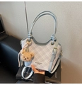 Dettaglio borsa a quadri celeste con ciondolo orsetto di peluche e tracolla regolabile - Blu con Pendente
