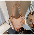 Dettaglio borsa a secchiello trapuntata beige con logo, ciondolo orsetto e foulard di seta - Rosa con ciondolo