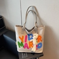 Grande borsa tote in tela beige con lettere YIDR MARZO colorate e ciondolo orsetto di peluche - Grigio chiaro