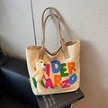 Borsa tote in tela bianco crema con scritte IDER MARZO e ciondolo a forma di orsetto - Beige