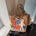 Borsa tote in tela kaki con lettere colorate e portachiavi a forma di orsetto bianco - Marrone