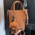 Sac bandoulière marron caramel pour téléphone avec charme peluche ours et poignée - Marron avec pendentif