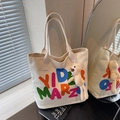 Borsa tote in tela crema con lettere colorate e ciondolo a forma di orsetto per il lavoro - Bianco