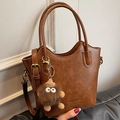 Borsa a secchiello marrone scuro con ciondolo di peluche e tracolla regolabile - Con Ciondolo / Marrone