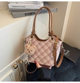 Borsa tote a scacchi rosa e bianchi con manici in pelle e ciondolo orsetto di peluche - Cachi con Pendente