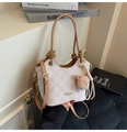Borsa a secchiello trapuntata beige con cinturini marroni e ciondolo a forma di orso - Beige Con Ciondolo