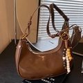 Sac hobo demi-lune en cuir verni marron avec bandoulière et pendentif en perles - Marron avec pendentif