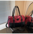 Große Reisetasche in Rot und Schwarz mit verstellbarem Schultergurt und stabilen Griffen - Rot