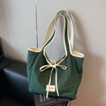 Bolso tote de nailon verde bosque con detalle de lazo y ribete blanco en contraste - Verde
