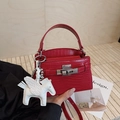 Rote Handtasche mit Krokodilprägung, Silberverschluss und weißem Pegasus-Anhänger - Ohne Anhänger / Rot