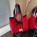 Bolso tote de tela rojo con lazo azul y parche de logotipo en un interior con estilo - Burdeos
